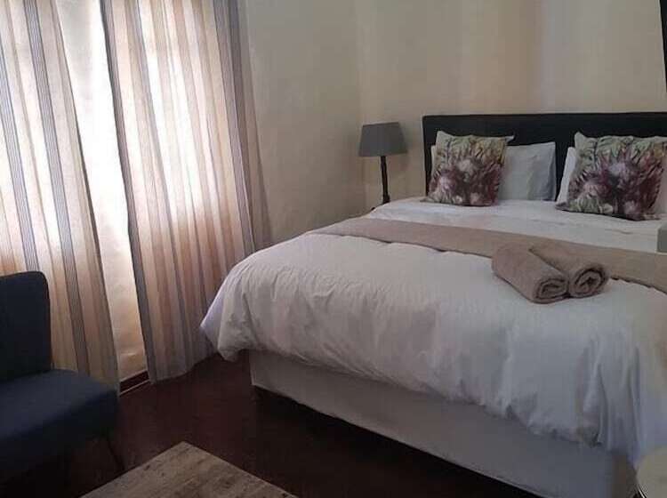 پانسیون Airport Tower Lodge