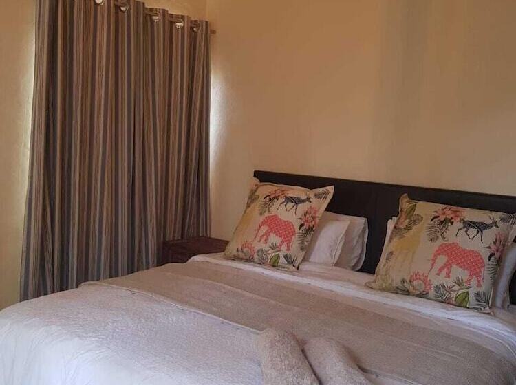 پانسیون Airport Tower Lodge