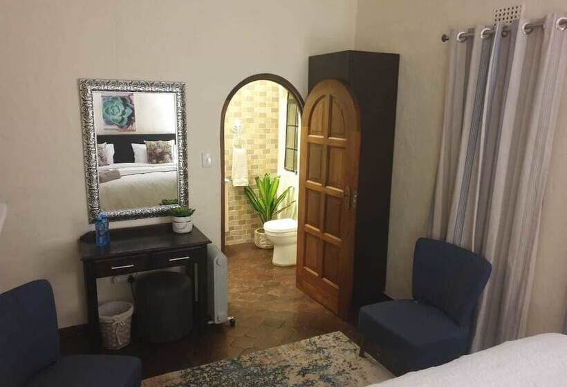 پانسیون Airport Tower Lodge