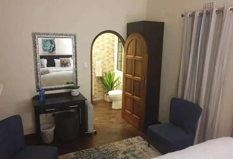 پانسیون Airport Tower Lodge