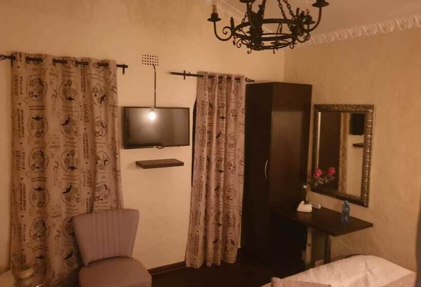 پانسیون Airport Tower Lodge