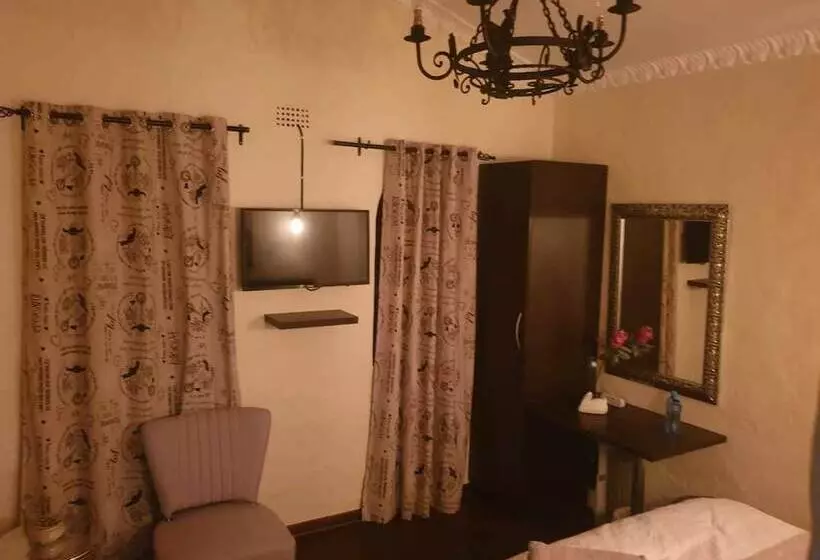 پانسیون Airport Tower Lodge
