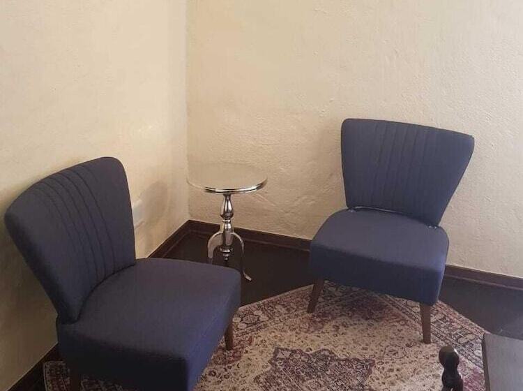 پانسیون Airport Tower Lodge