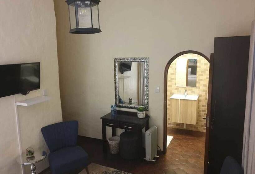 پانسیون Airport Tower Lodge