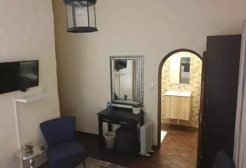پانسیون Airport Tower Lodge