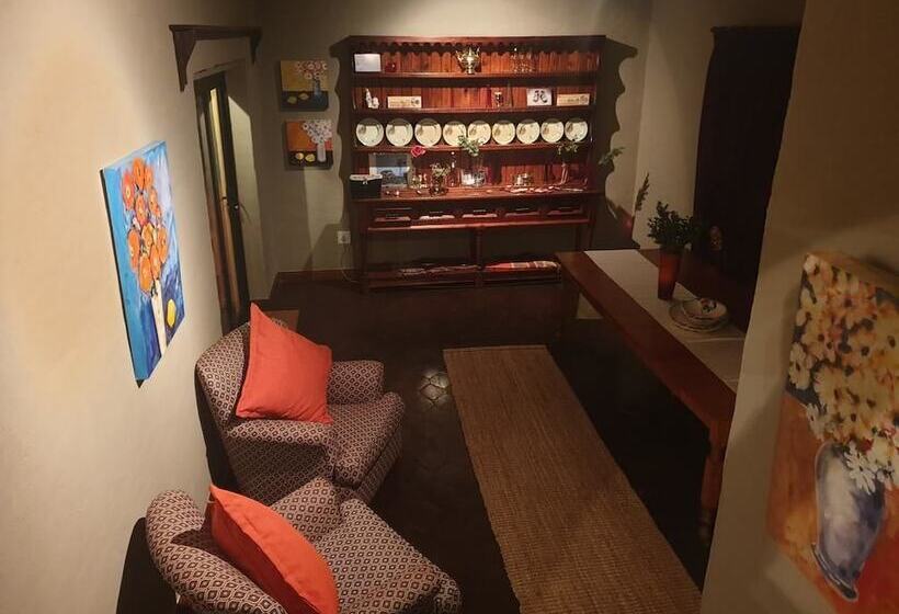 پانسیون Airport Tower Lodge