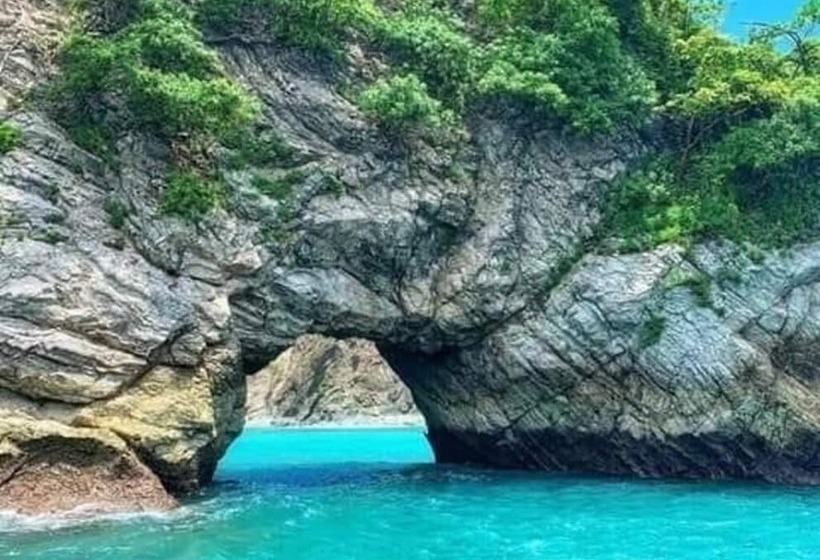 فندق Castillo Tambor Resort & Restaurant