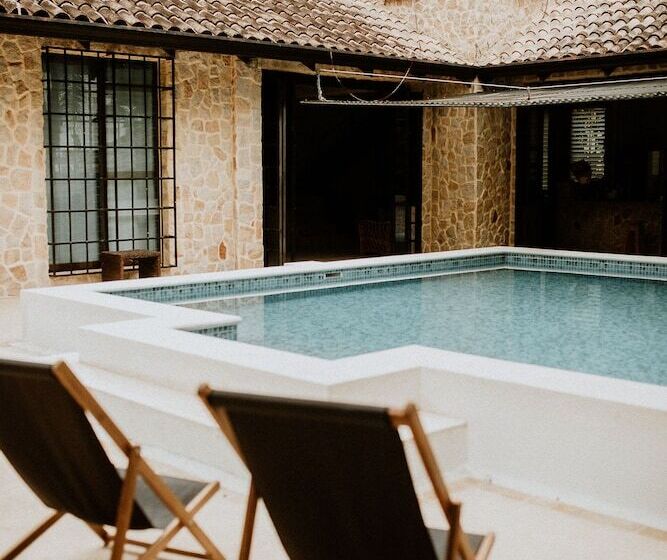 فندق Castillo Tambor Resort & Restaurant