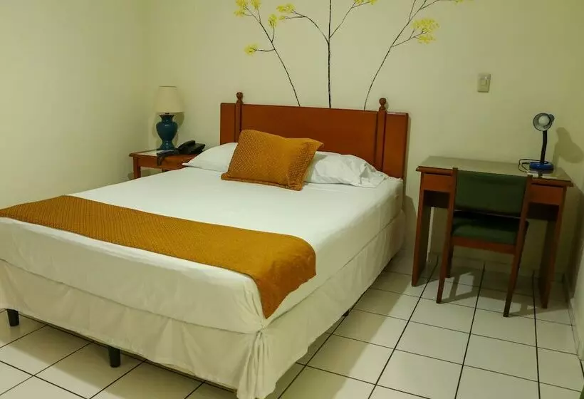 هتل Villa Serena San Benito