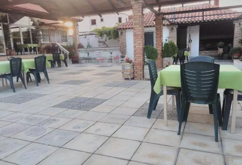 Hotelli The Village
