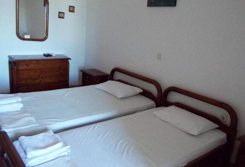 בית מלון כפרי The Village