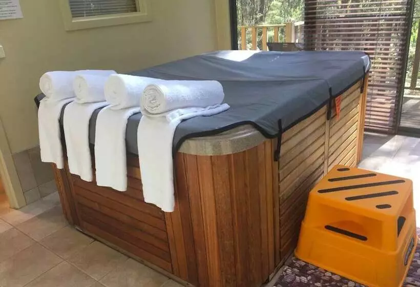 リゾートホテル Idyllic Retreat For 4 People In Beautiful Otway Ranges, Recharge & Refresh In Hot Tub