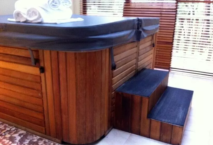 リゾートホテル Idyllic Retreat For 4 People In Beautiful Otway Ranges, Recharge & Refresh In Hot Tub