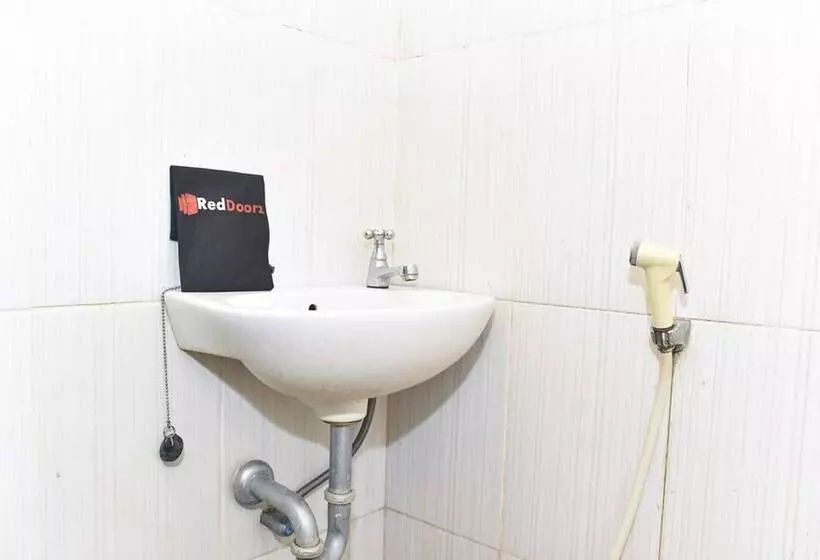 ホテル Reddoorz Near Universitas Muhammadiyah Makassar