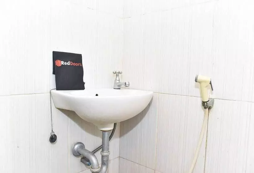 ホテル Reddoorz Near Universitas Muhammadiyah Makassar