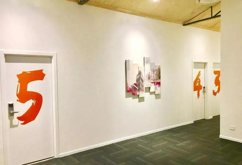 هاستل Metro Adventurer Backpackers