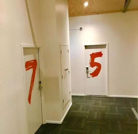 هاستل Metro Adventurer Backpackers