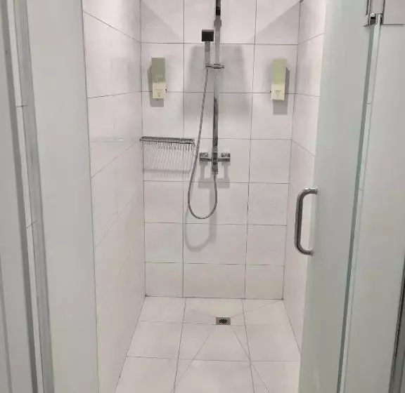 هاستل Metro Adventurer Backpackers