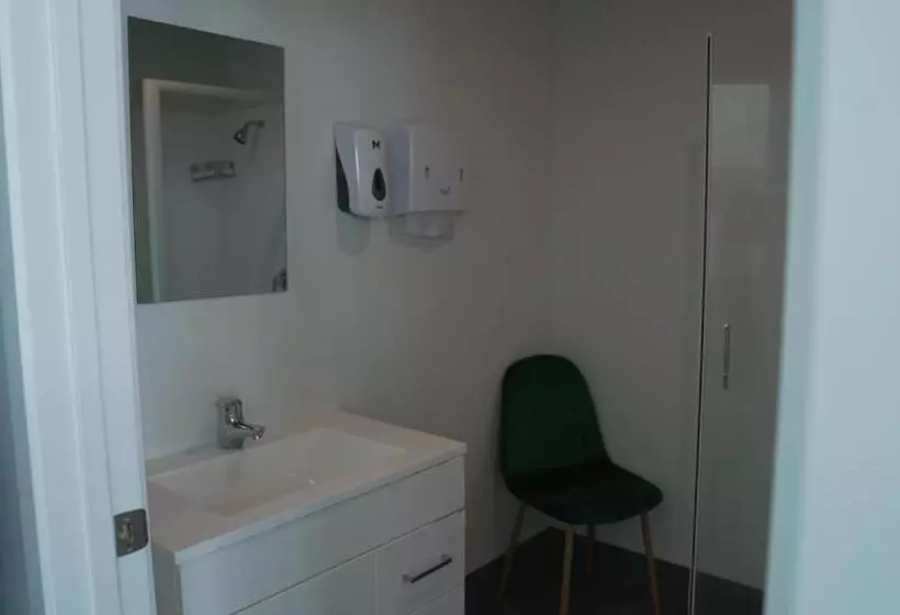 هاستل Metro Adventurer Backpackers