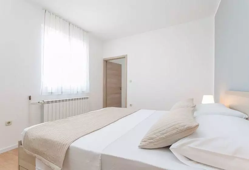 ペンション Apartments Gordana Jeličić