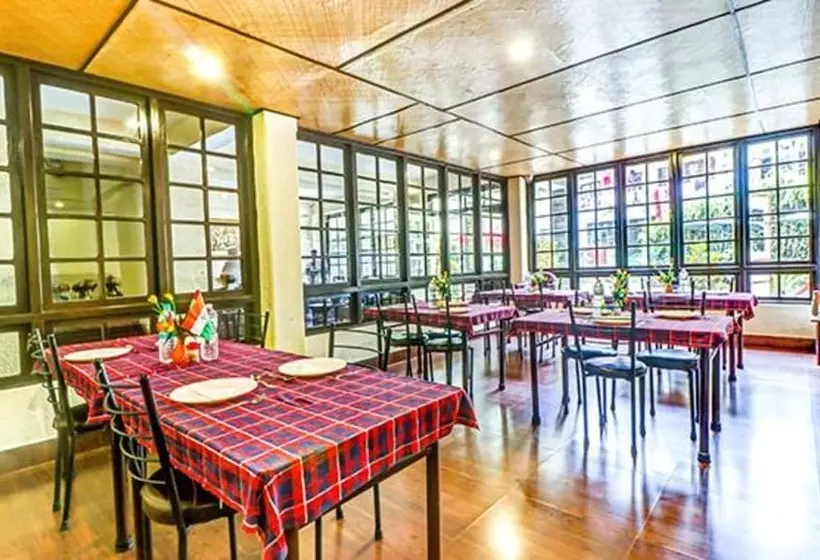 Fabhotel Oak Ridge Retreat