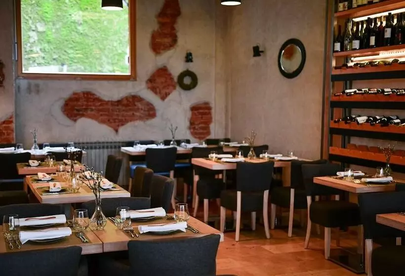 Hotelli Pod Zidom Rooms