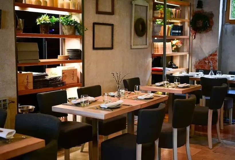 Hotelli Pod Zidom Rooms