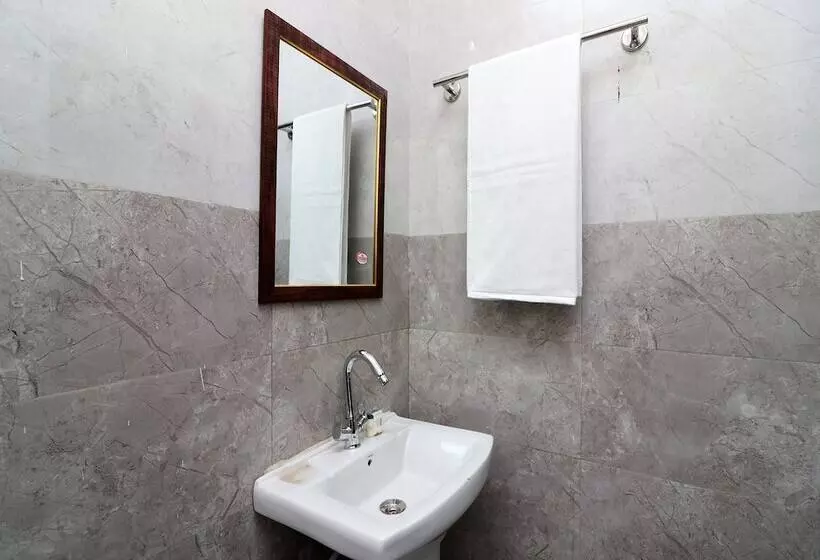 هتل Redstone By Oyo Rooms