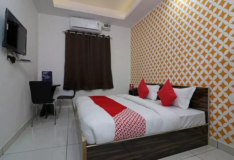هتل Redstone By Oyo Rooms