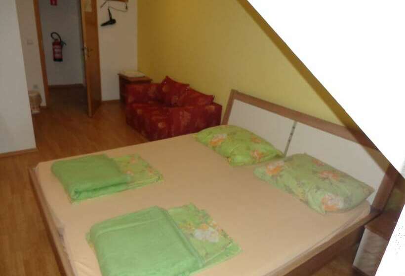 هتل روستایی Tourist Farm And Beekeeping Salamun