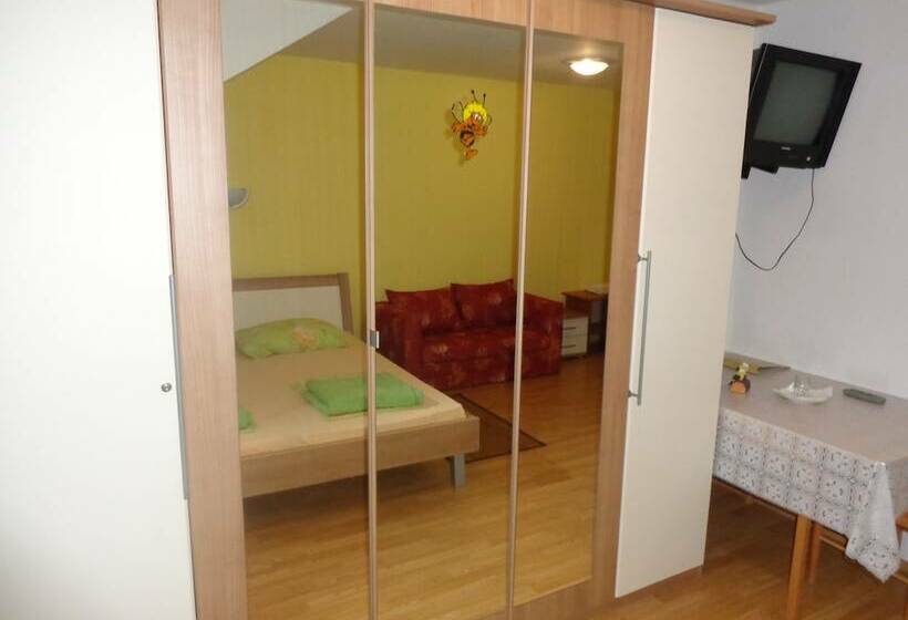 هتل روستایی Tourist Farm And Beekeeping Salamun