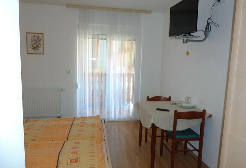 هتل روستایی Tourist Farm And Beekeeping Salamun