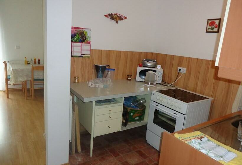 هتل روستایی Tourist Farm And Beekeeping Salamun