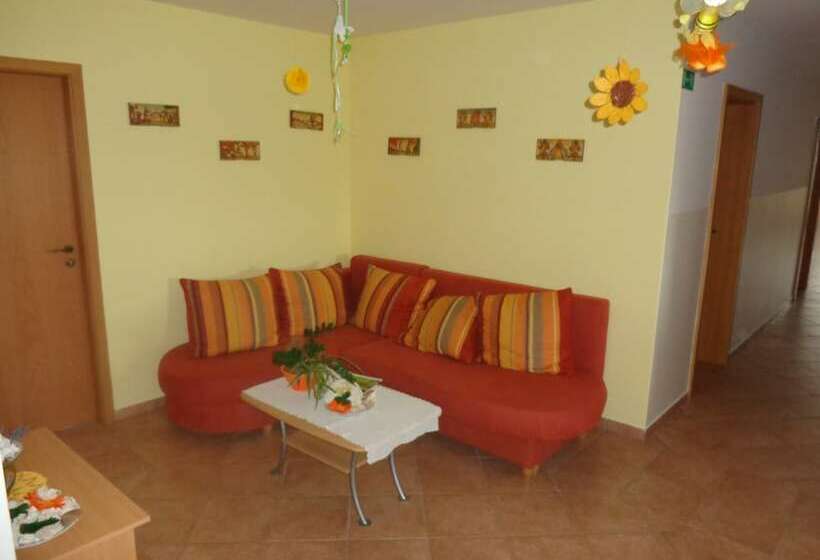 هتل روستایی Tourist Farm And Beekeeping Salamun