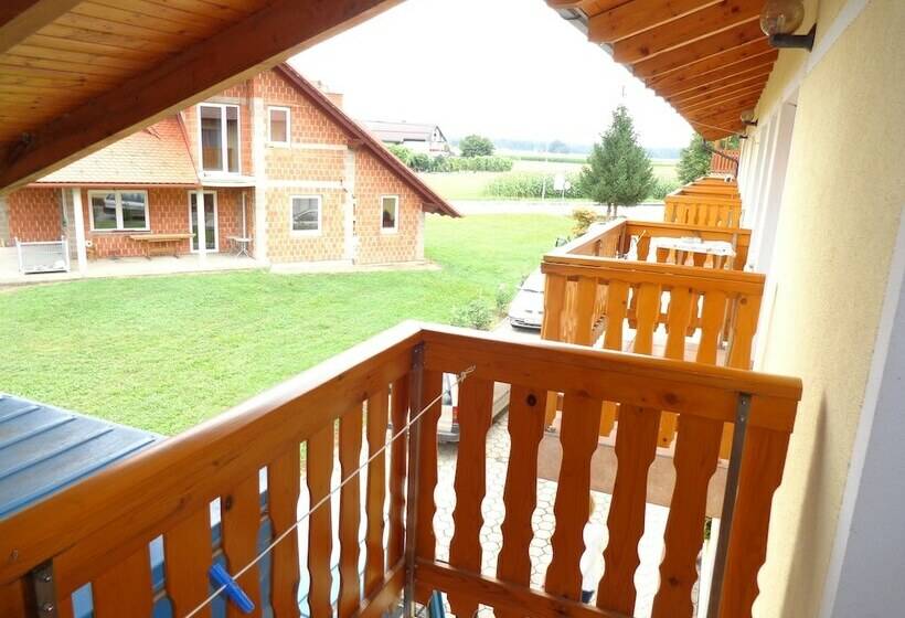 هتل روستایی Tourist Farm And Beekeeping Salamun