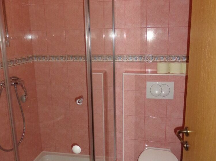 هتل روستایی Tourist Farm And Beekeeping Salamun