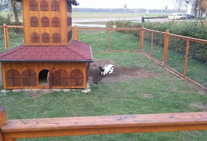 هتل روستایی Tourist Farm And Beekeeping Salamun