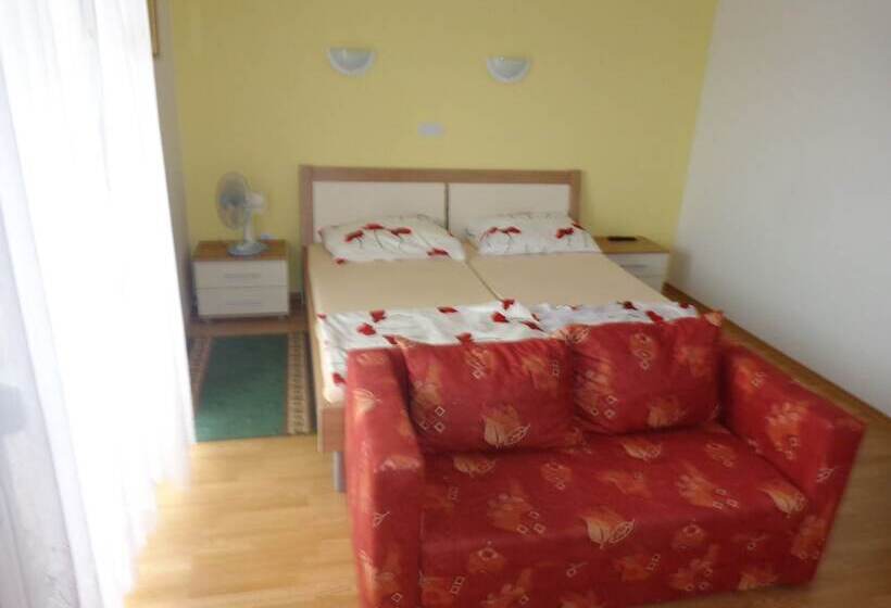 هتل روستایی Tourist Farm And Beekeeping Salamun