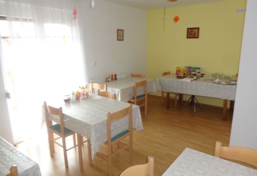 هتل روستایی Tourist Farm And Beekeeping Salamun