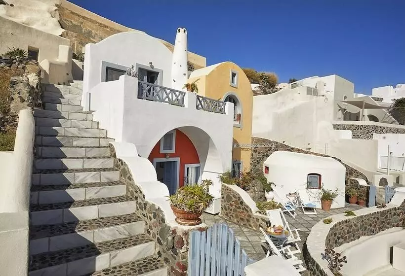 Lava Oia's