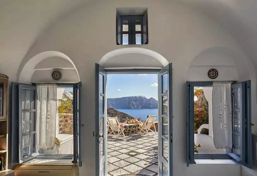 Lava Oia's