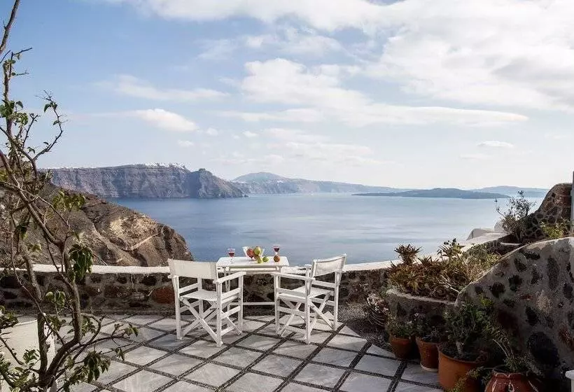 Lava Oia's