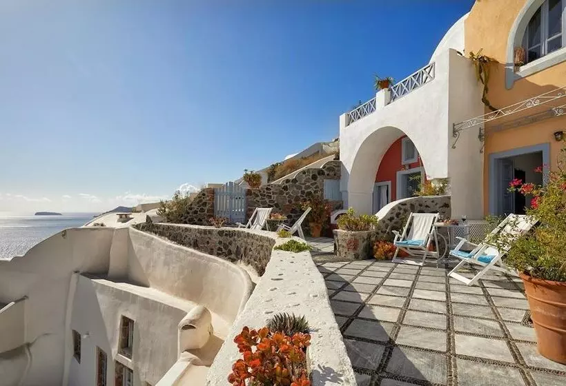 Lava Oia's