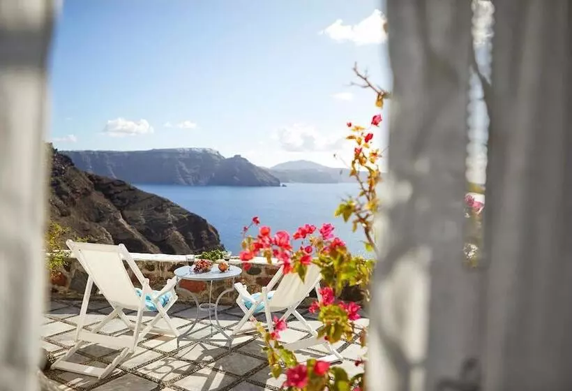 Lava Oia's