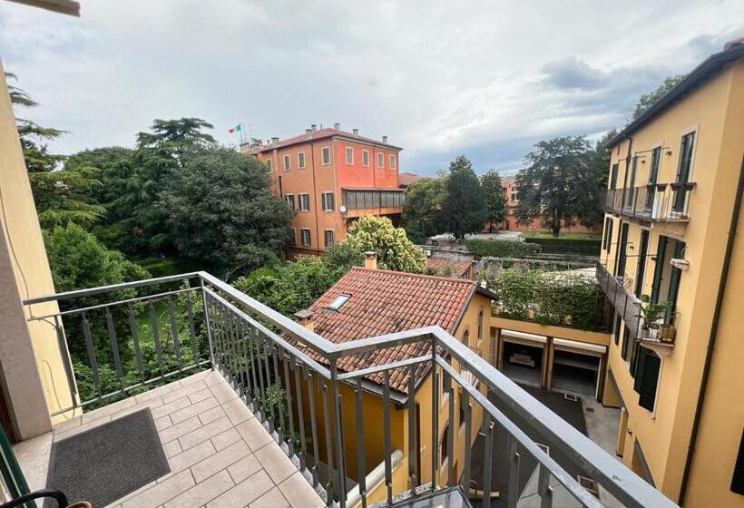 Marconi Rooms And Apartments