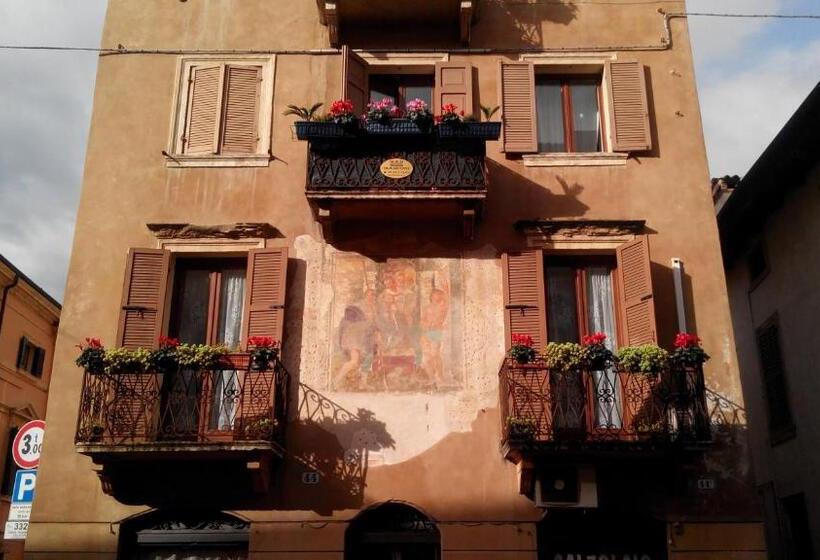 Marconi Rooms And Apartments