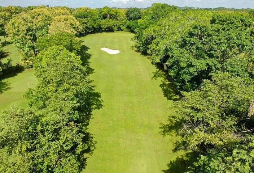 ホテル Roaring River Golf & Accommodations