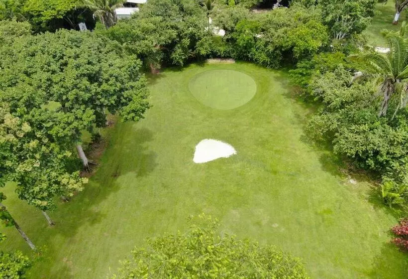 ホテル Roaring River Golf & Accommodations