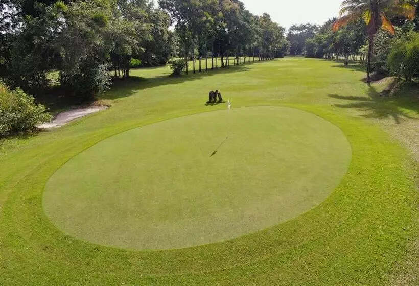 ホテル Roaring River Golf & Accommodations