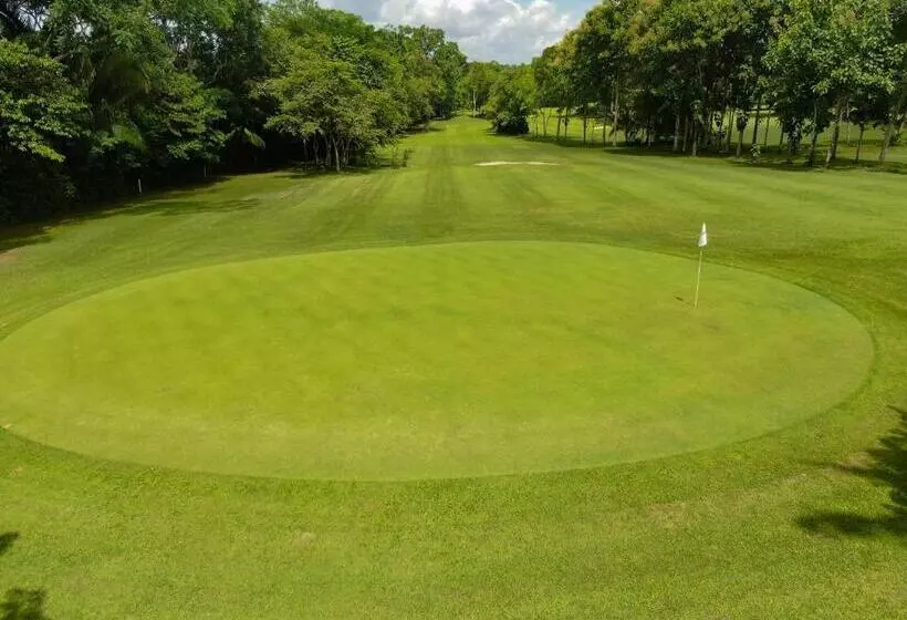 ホテル Roaring River Golf & Accommodations